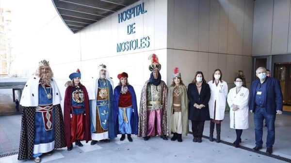Los Reyes Magos llevan ilusión al comedor social San Simón de Rojas y a los hospitales de Móstoles